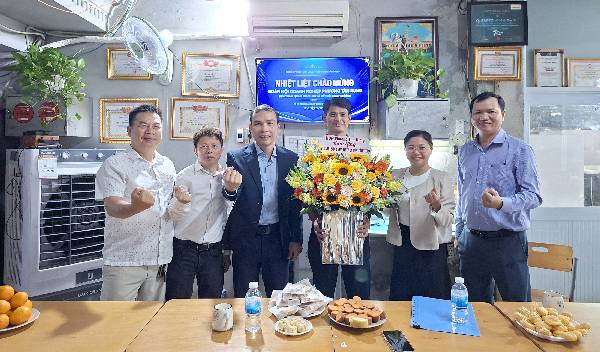 Ban Chấp h&agrave;nh TAHUBA trao hoa ch&uacute;c mừng Điện m&aacute;y S&aacute;ng Tạo