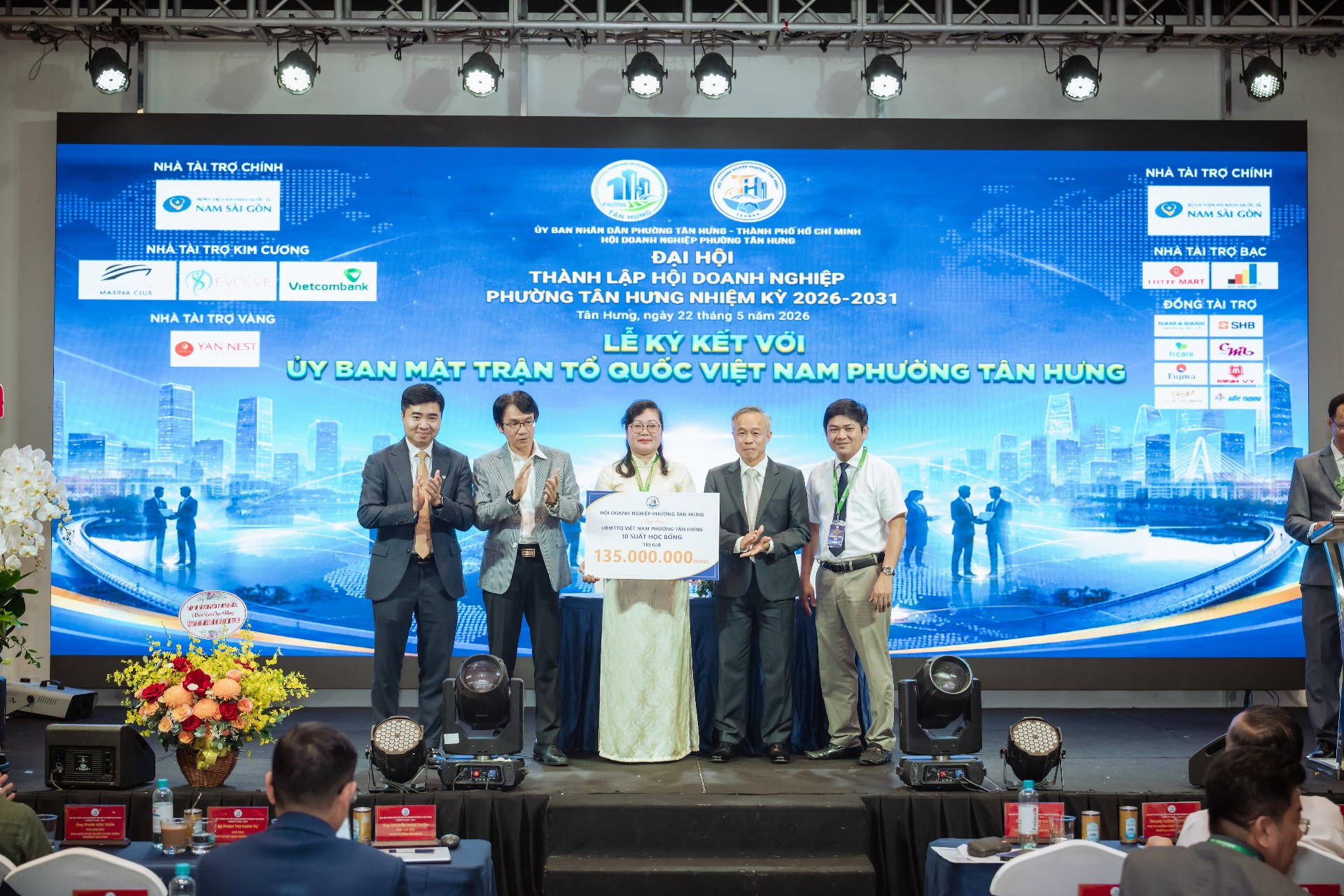 Hội Doanh nghiệp phường T&acirc;n Hưng đ&atilde; trao 10 suất học bổng cho học sinh c&oacute; ho&agrave;n cảnh kh&oacute; khăn tr&ecirc;n địa b&agrave;n.