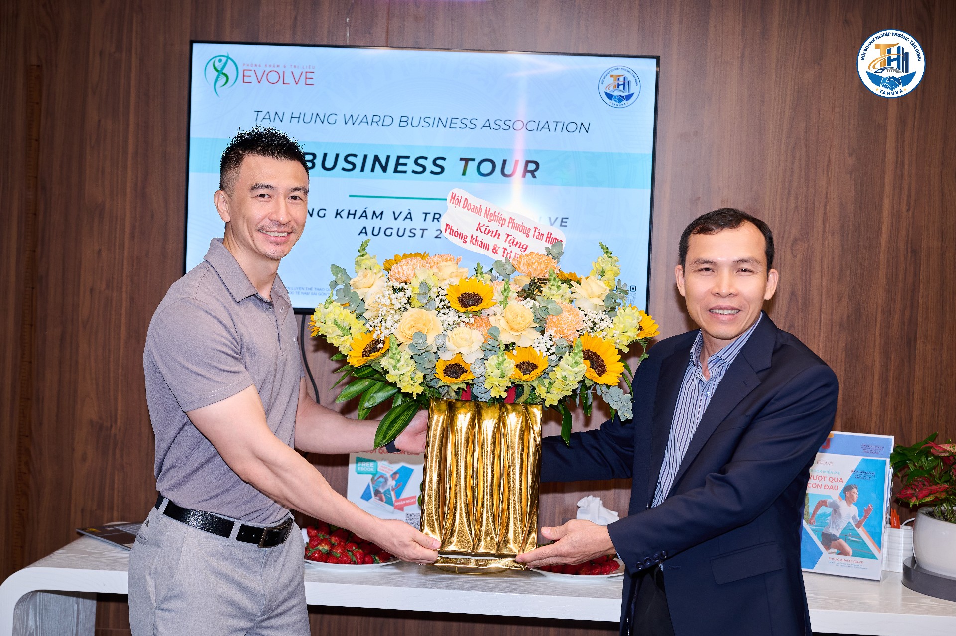 Đại diện Ban Chấp h&agrave;nh TAHUBA trao hoa ch&uacute;c mừng.