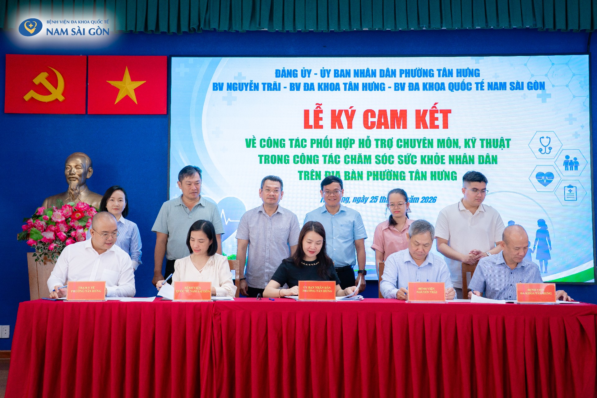 Bệnh viện ĐKQT Nam S&agrave;i G&ograve;n c&ugrave;ng UBND phường T&acirc;n Hưng v&agrave; Trạm Y tế phường T&acirc;n Hưng thực hiện Lễ k&yacute; kết.
