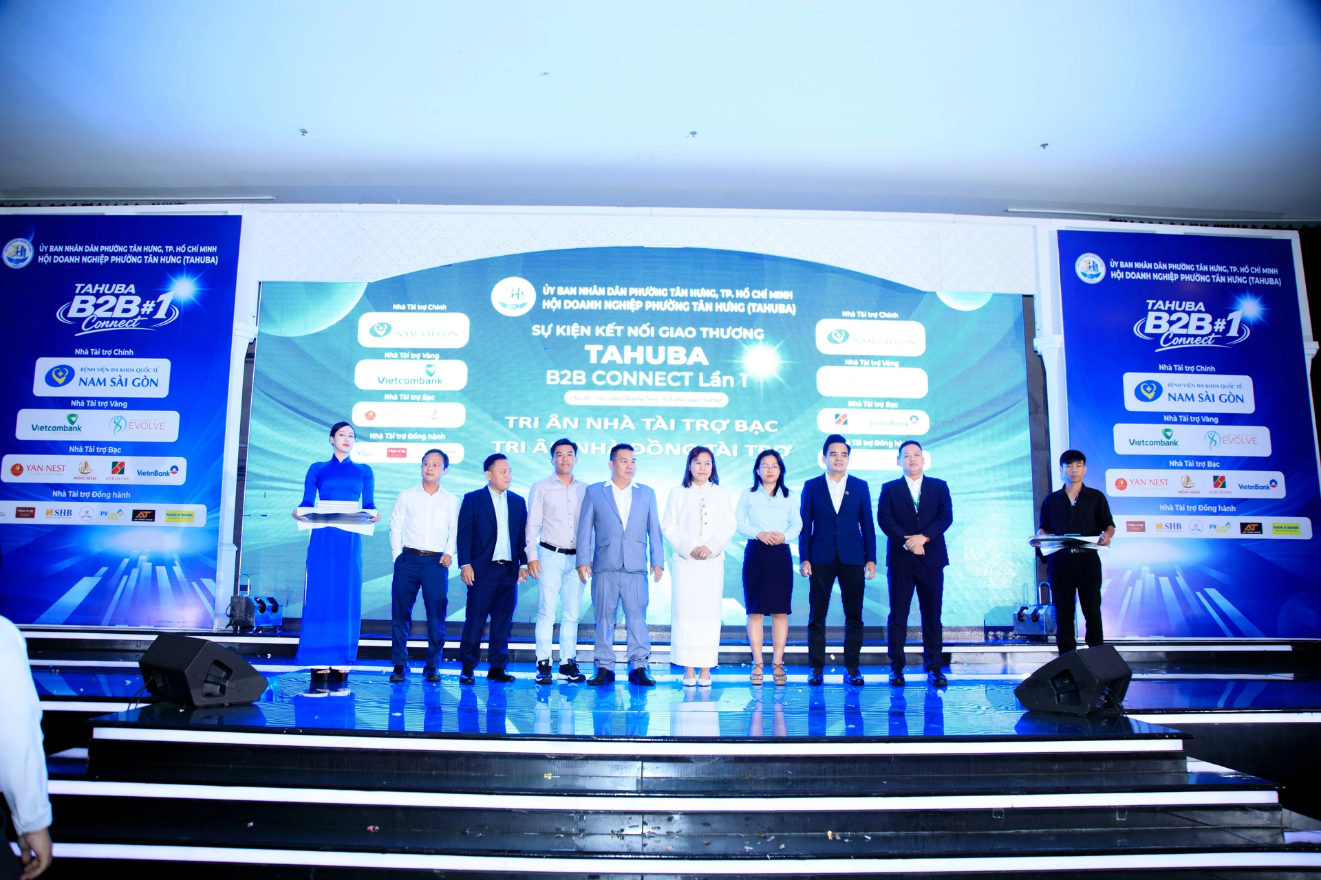 Ban Tổ chức tri &acirc;n Nh&agrave; t&agrave;i trợ Bạc v&agrave; Nh&agrave; t&agrave;i trợ Đồng h&agrave;nh tại sự kiện