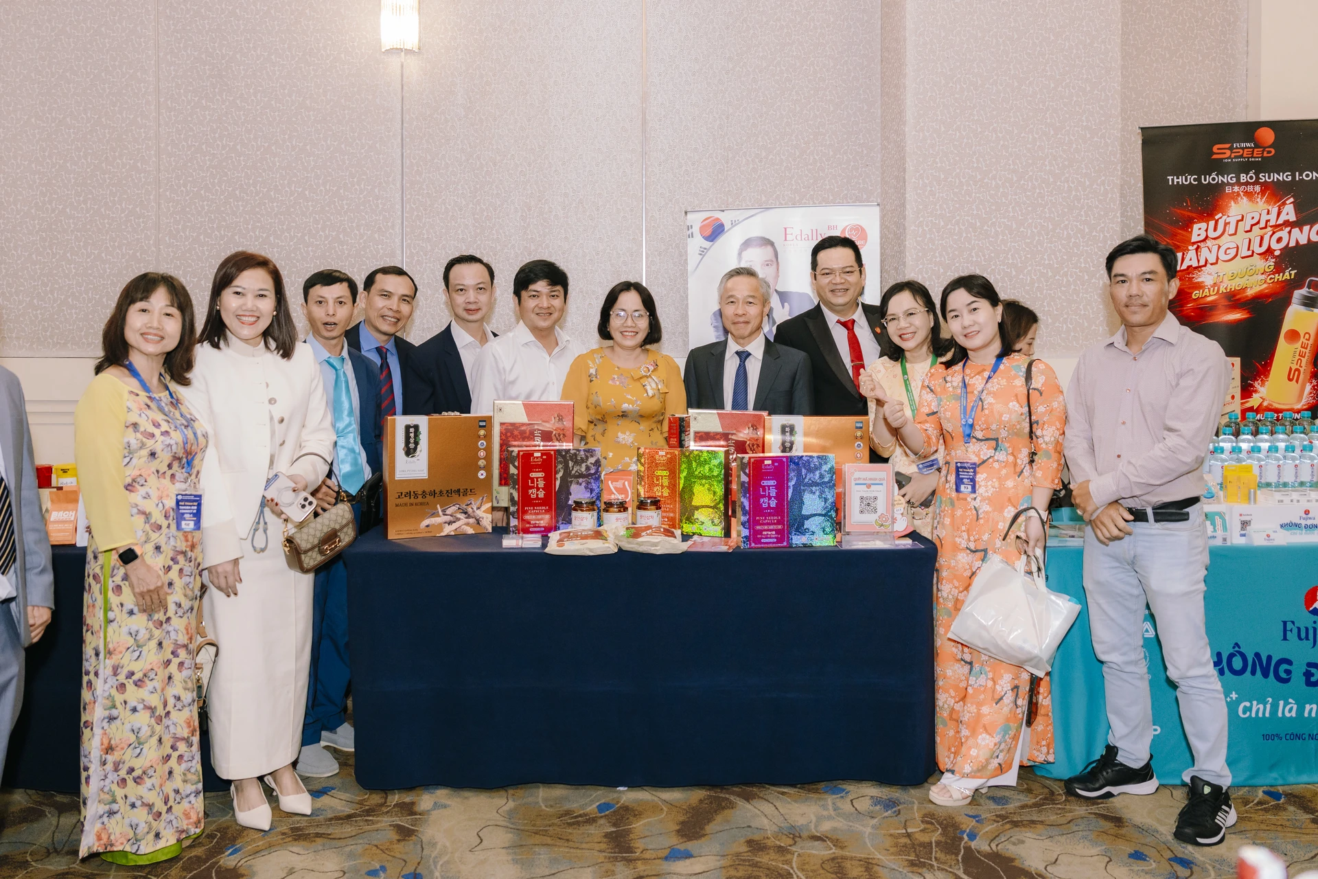 C&aacute;c chuy&ecirc;n gia c&ugrave;ng giao lưu, kết nối với c&aacute;c quầy h&agrave;ng Doanh nghiệp