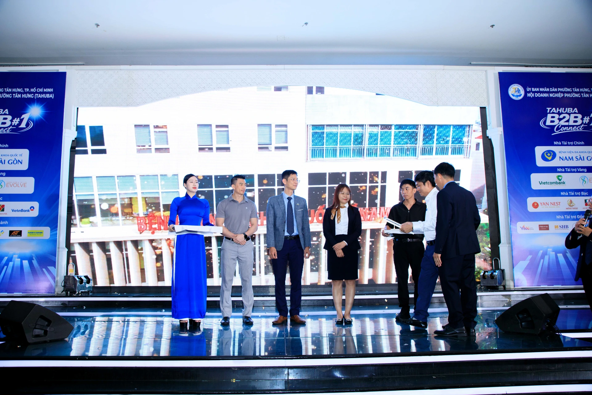 Ban Tổ chức tri &acirc;n Nh&agrave; T&agrave;i trợ Ch&iacute;nh, Nh&agrave; t&agrave;i trợ V&agrave;ng tại sự kiện