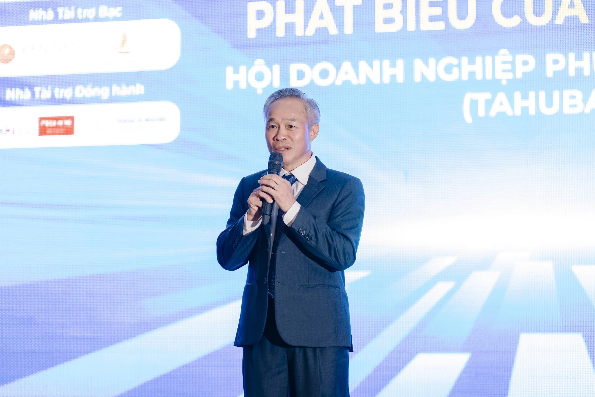 &Ocirc;ng Dương C&ocirc;ng Thuy&ecirc;n, Chủ tịch Hội Doanh nghiệp phường T&acirc;n Hưng ph&aacute;t biểu khai mạc sự kiện TAHUBA B2B Connect #1