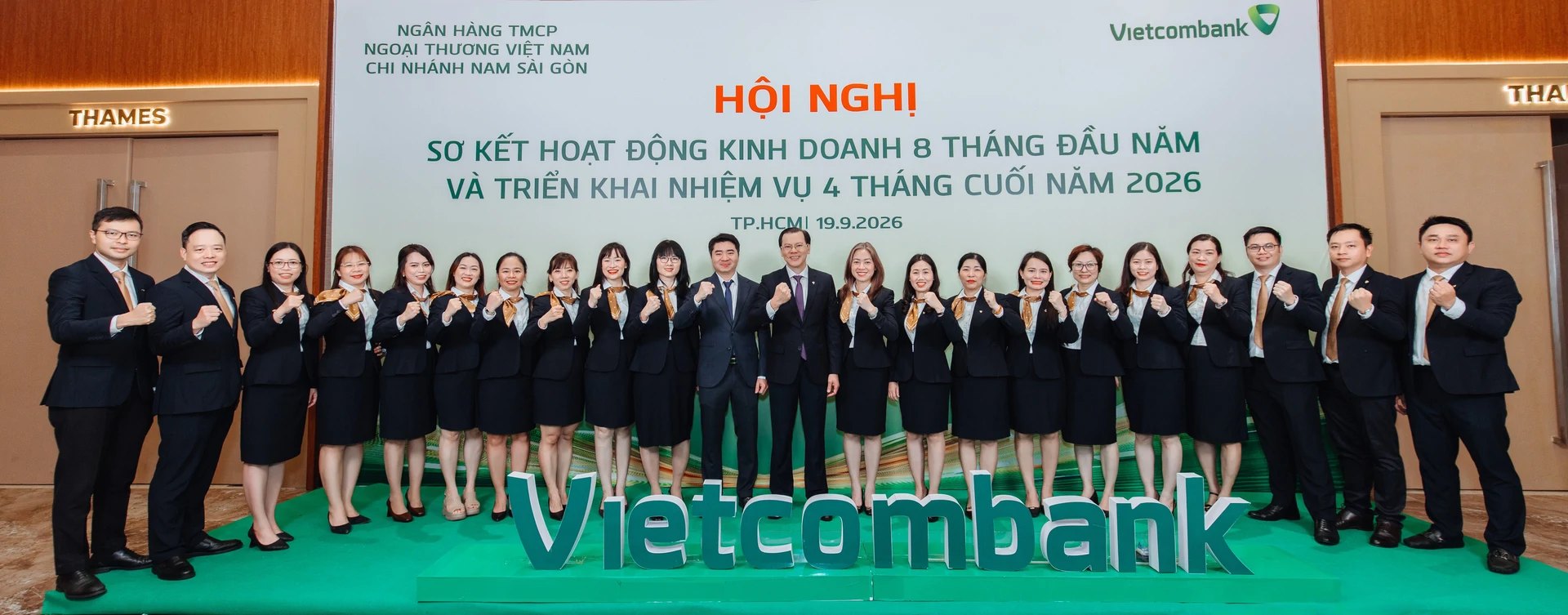 Ban giám đốc và các trưởng phòng của Vietcombank - Chi nhánh Nam Sài Gòn