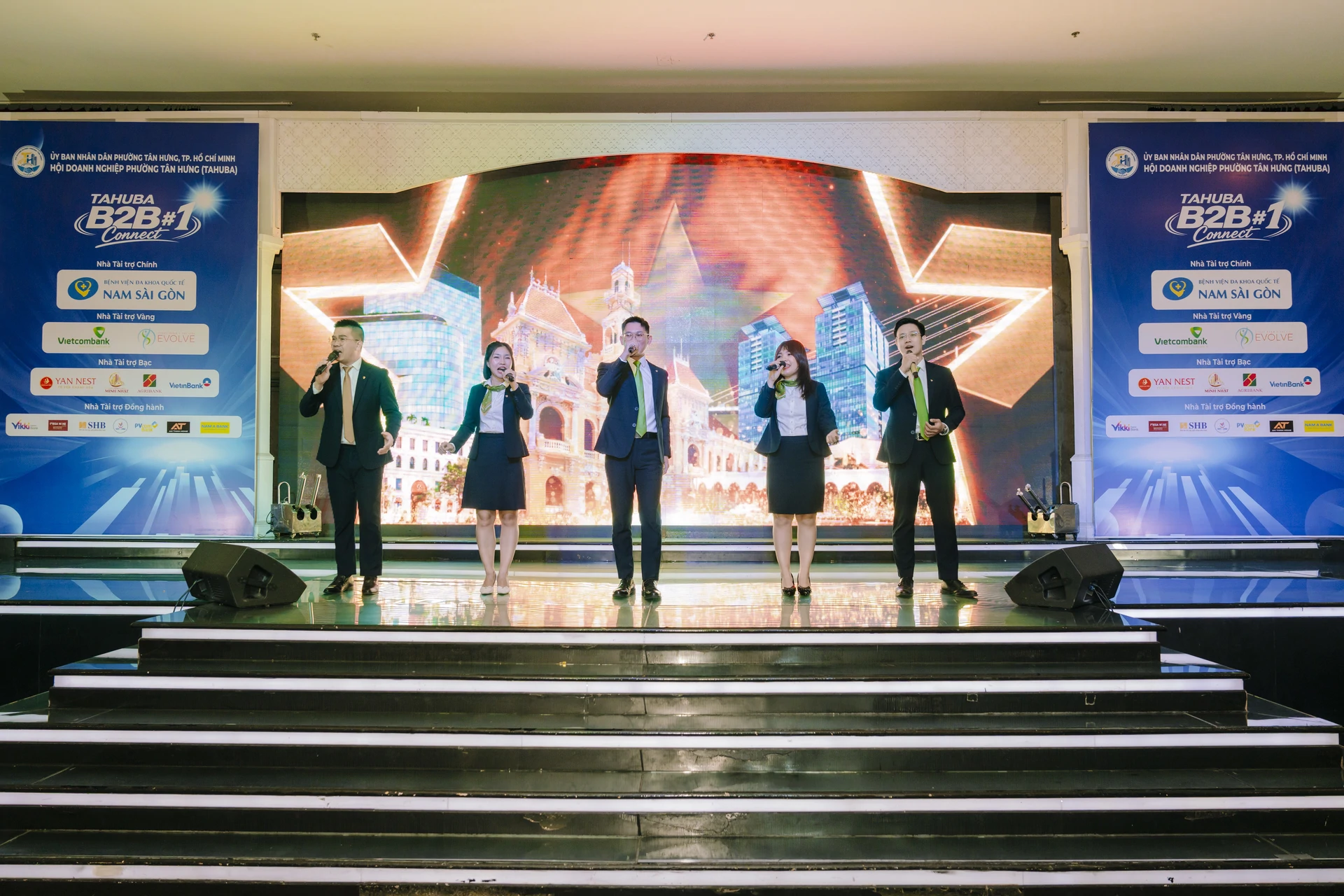 Tốp ca Vietcombank - Chi nhánh Nam Sài Gòn với ca khúc "Thênh thang đường mới" - thông điệp về Việt Nam kỷ nguyên vươn mình.