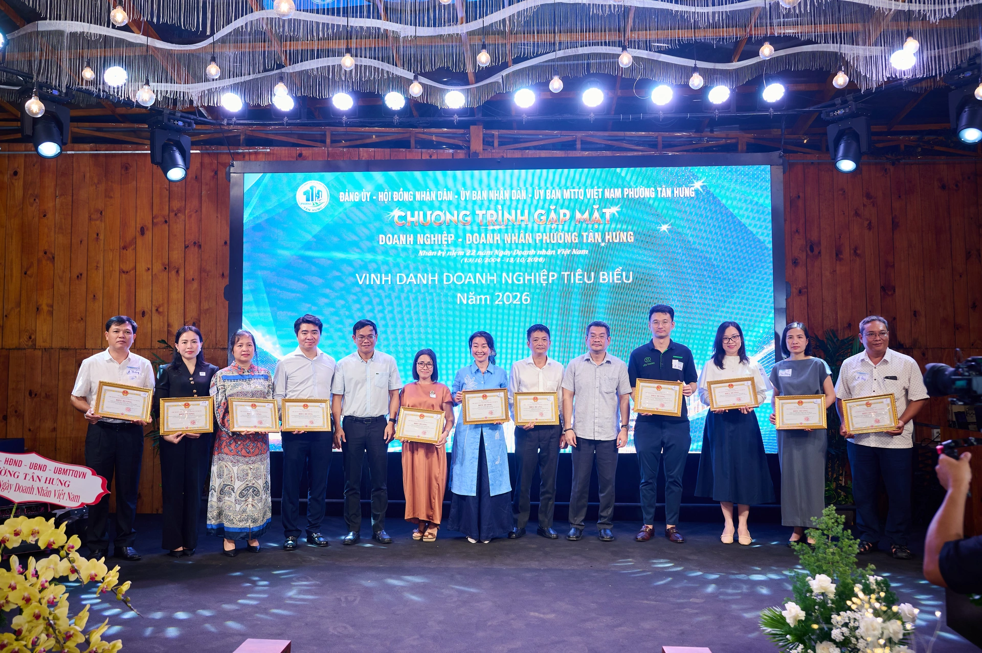L&atilde;nh đạo UBND phường T&acirc;n Hưng vinh danh doanh nghiệp Hội vi&ecirc;n ti&ecirc;u biểu, c&oacute; đ&oacute;ng g&oacute;p cho an sinh x&atilde; hội.