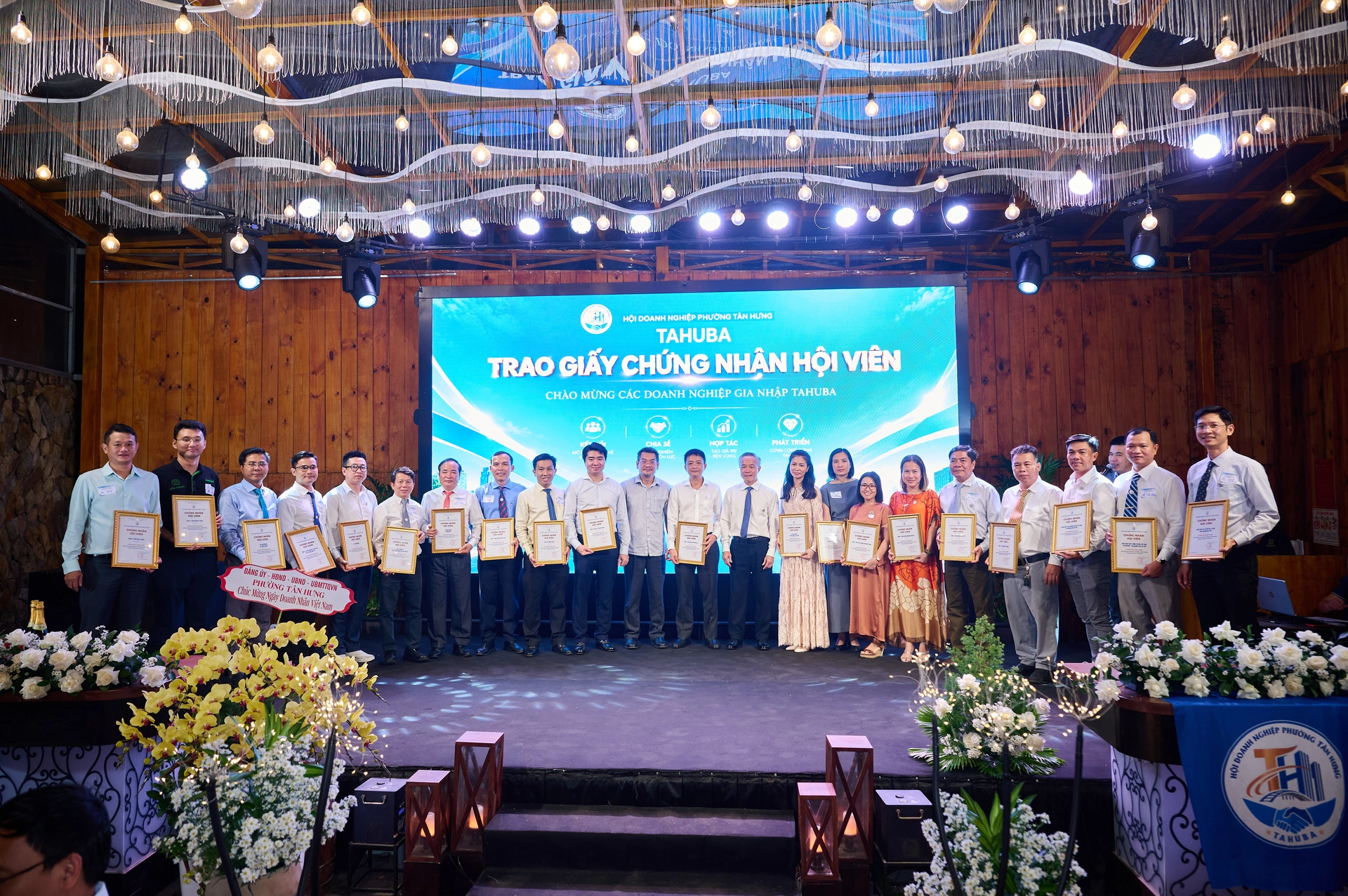 UBND phường T&acirc;n Hưng c&ugrave;ng Ban chấp h&agrave;nh TAHUBA trao chứng nhận Hội vi&ecirc;n TAHUBA