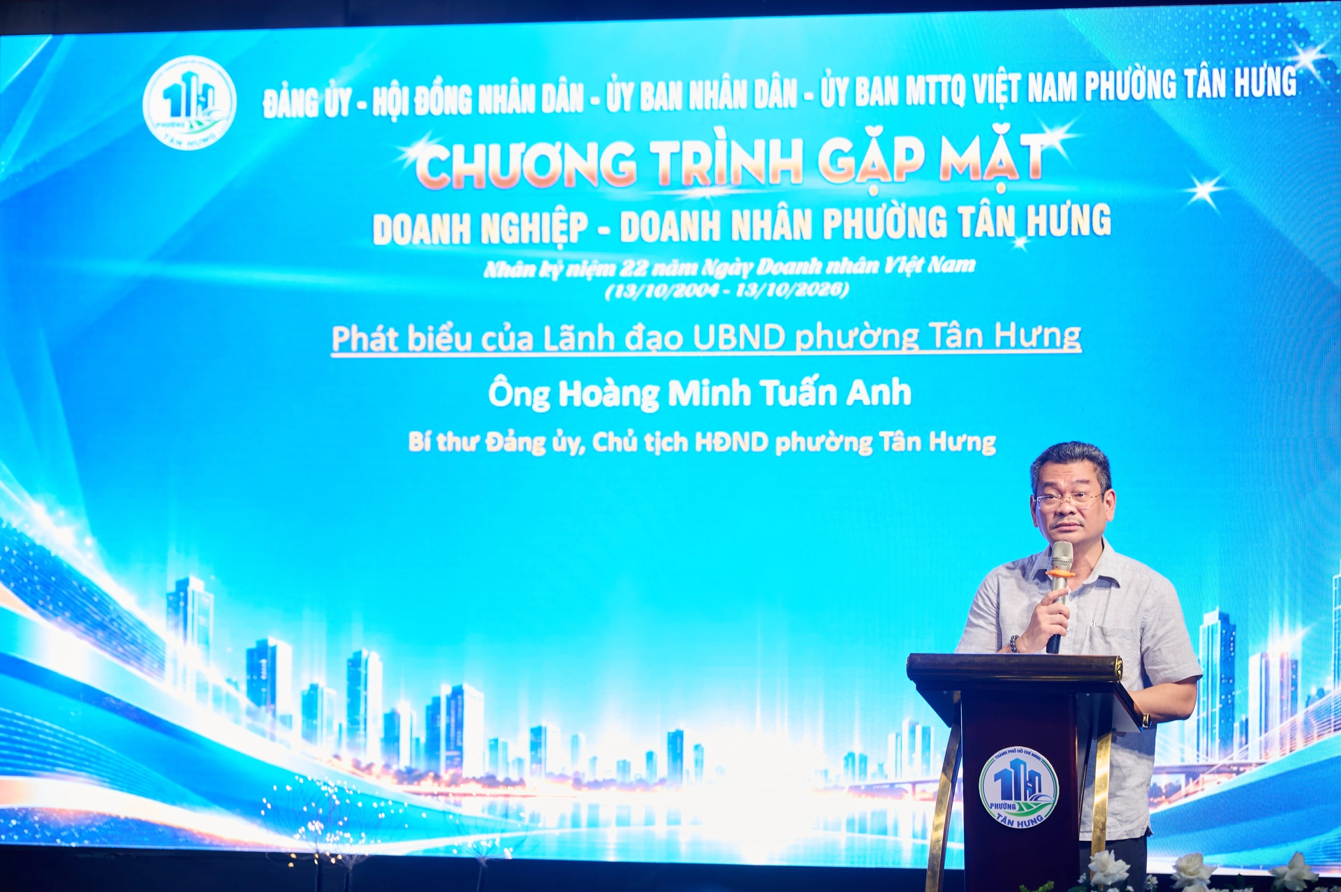 &Ocirc;ng Ho&agrave;ng Minh Tuấn Anh, B&iacute; thư Đảng ủy, Chủ tịch HĐND phường T&acirc;n Hưng ph&aacute;t biểu tại buổi gặp mặt doanh nghiệp, doanh nh&acirc;n