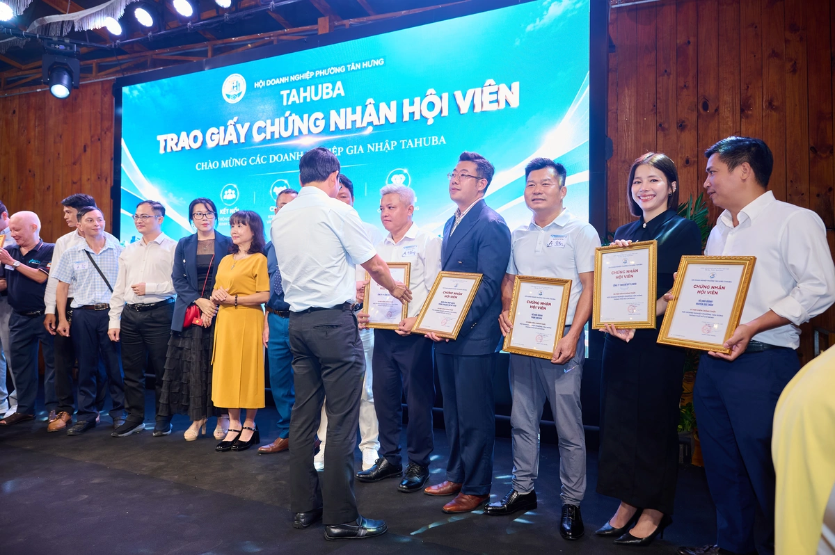 Chính quyền phường Tân Hưng đồng hành cùng doanh nghiệp, TAHUBA trao giấy chứng nhận Hội viên
