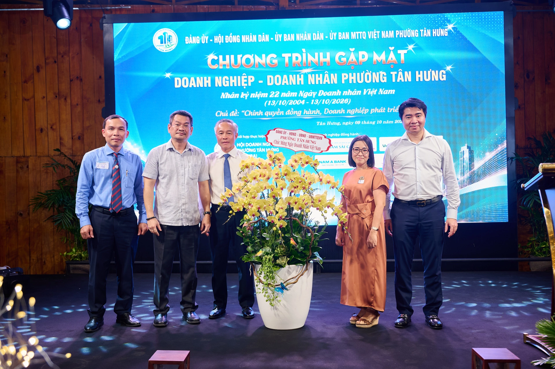 &Ocirc;ng Ho&agrave;ng Minh Tuấn Anh, B&iacute; thư Đảng ủy, Chủ tịch HĐND phường T&acirc;n Hưng tặng hoa ch&uacute;c mừng Hội Doanh nghiệp phường T&acirc;n Hưng nh&acirc;n Ng&agrave;y Doanh nh&acirc;n Việt Nam.