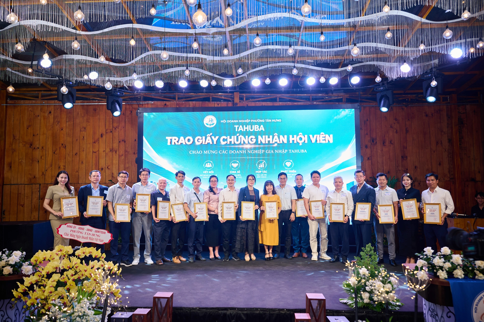 &Ocirc;ng Nguyễn Đức Tr&iacute; - Ph&oacute; B&iacute; thư Đảng ủy, Chủ tịch UBND phường T&acirc;n Hưng trao giấy chứng nhận Hội vi&ecirc;n TAHUBA