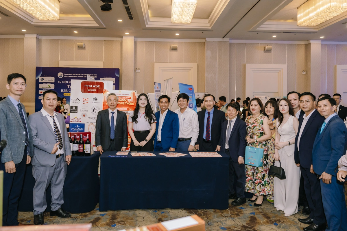 L&atilde;nh đạo UBND phường T&acirc;n Hưng c&ugrave;ng Ban chấp h&agrave;nh TAHUBA tham quan quầy h&agrave;ng Doanh nghiệp Hội vi&ecirc;n tại sự kiện TAHUBA B2B Connect Lần 1.