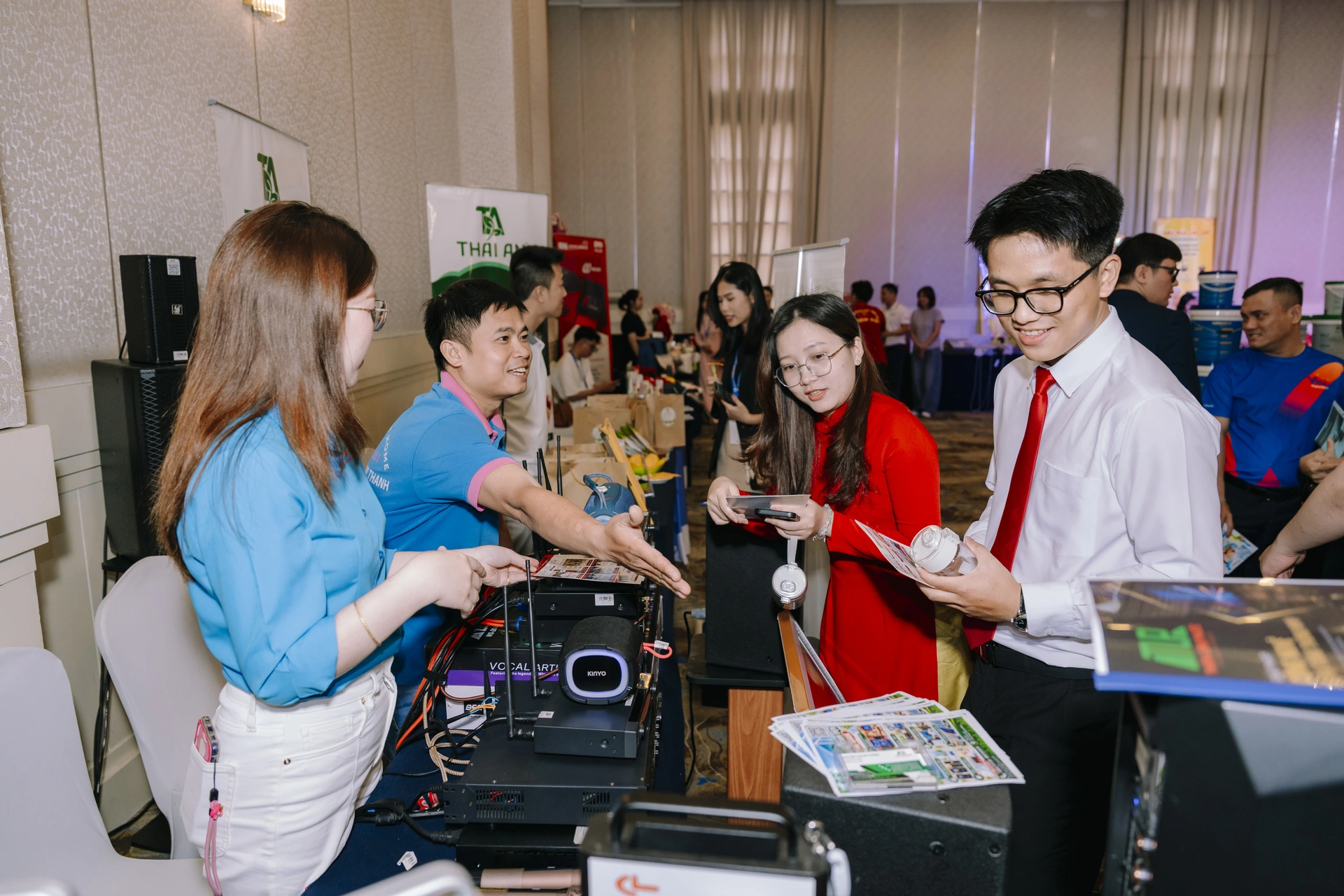 Hội vi&ecirc;n v&agrave; Doanh nghiệp t&igrave;m hiểu sản phẩm, dịch vụ nh&acirc;n sự kiện kết nối giao thương TAHUBA