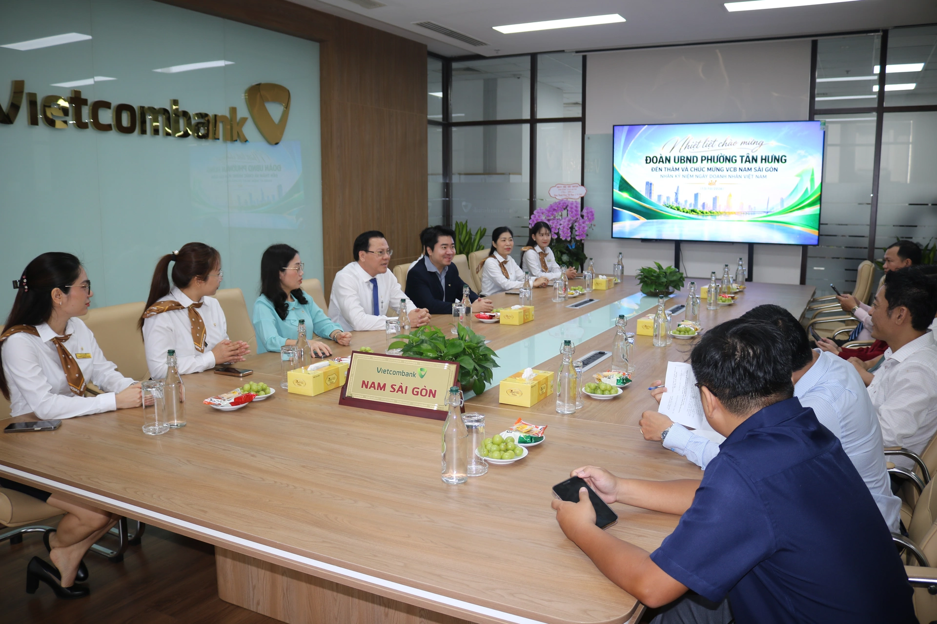 Đại diện l&atilde;nh đạo phường T&acirc;n Hưng gặp gỡ Ban Gi&aacute;m đốc Vietcombank Nam S&agrave;i G&ograve;n.