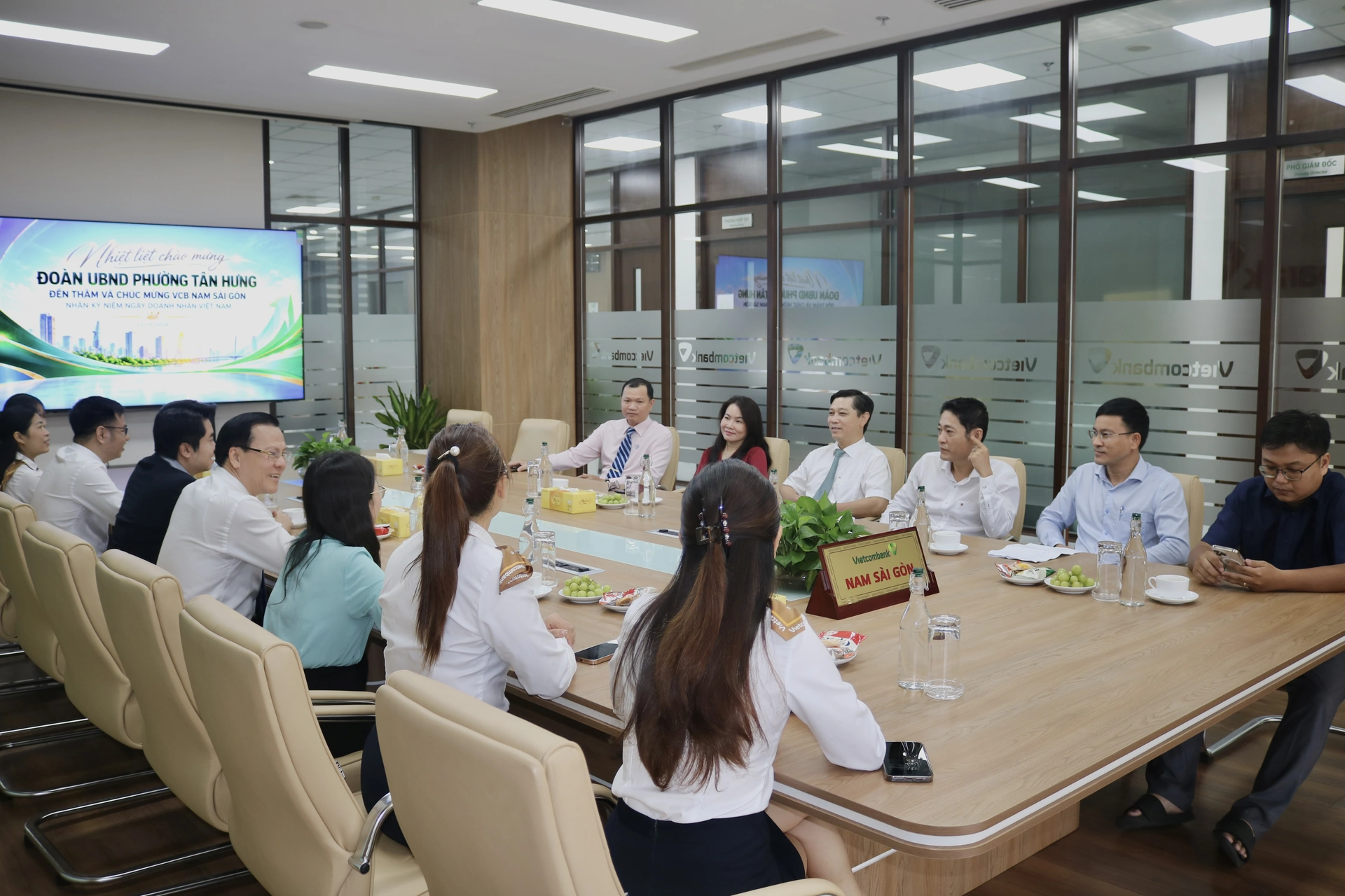 Đo&agrave;n l&atilde;nh đạo phường T&acirc;n Hưng v&agrave; đại diện TAHUBA đến thăm Vietcombank Nam S&agrave;i G&ograve;n nh&acirc;n Ng&agrave;y Doanh nh&acirc;n Việt Nam 13/10/2026.
