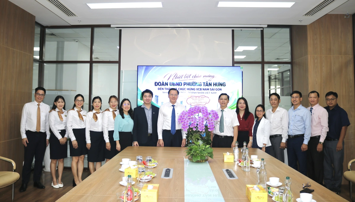 Lãnh đạo phường Tân Hưng cùng Ban Chấp hành Tahuba thăm, Chúc mừng Vietcombank Nam Sài Gòn nhân Ngày Doanh nhân Việt Nam 13/10
