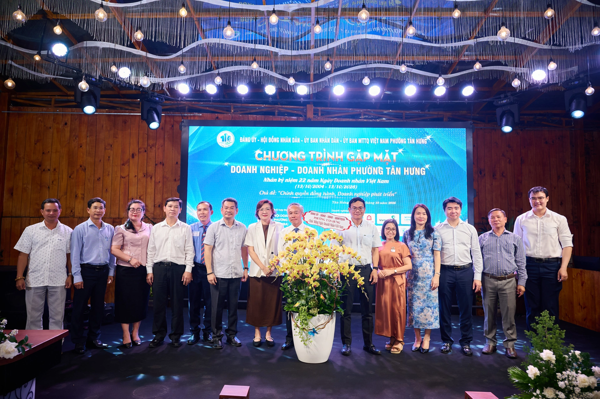 L&atilde;nh đạo UBND phường T&acirc;n Hưng trao hoa ch&uacute;c mừng TAHUBA nh&acirc;n kỷ niệm 22 năm ng&agrave;y Doanh nh&acirc;n Việt Nam.