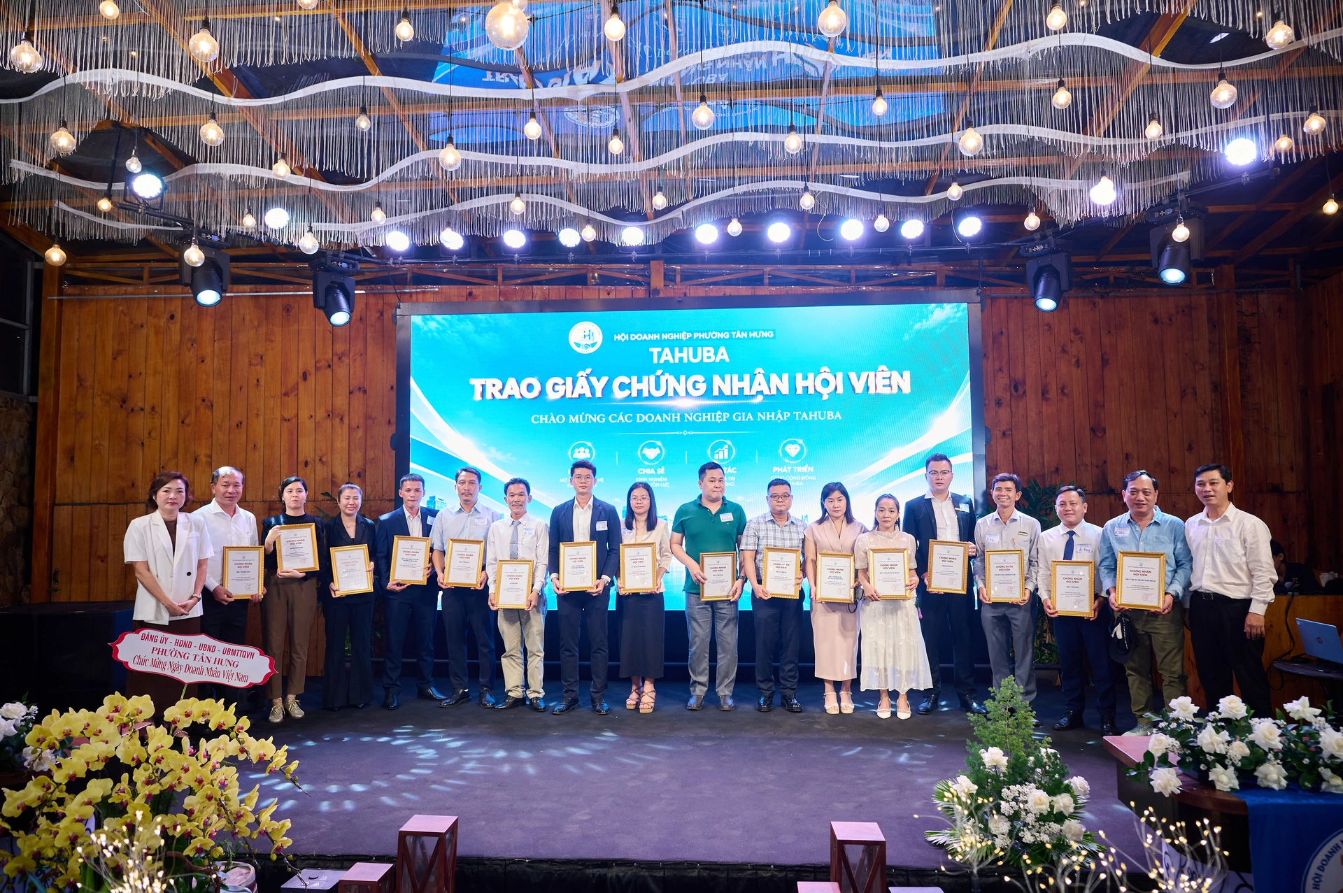UBND phường T&acirc;n Hưng c&ugrave;ng Ban chấp h&agrave;nh TAHUBA trao chứng nhận Hội vi&ecirc;n TAHUBA trong sự kiện ng&agrave;y 09/10/2026