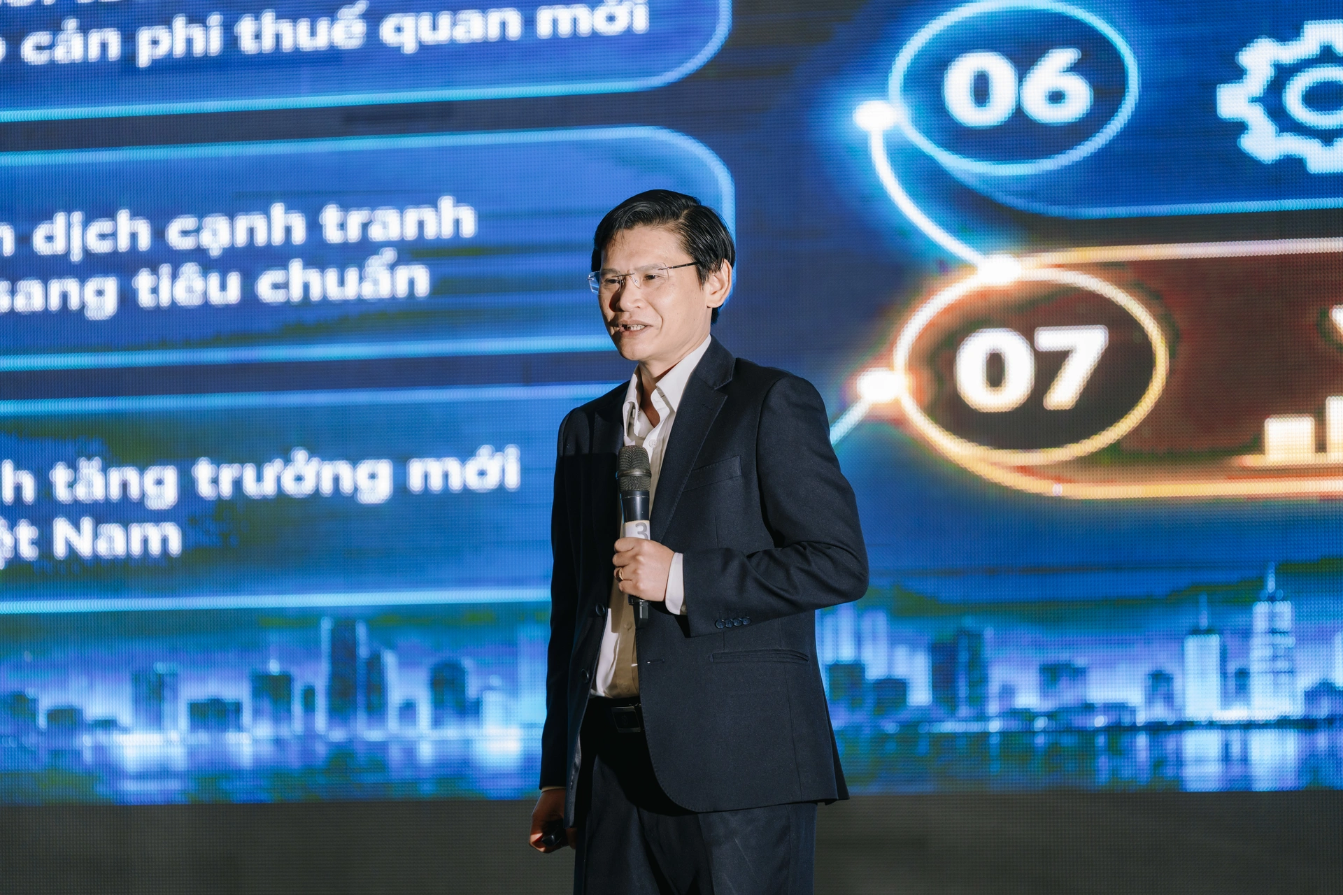 Tiến sĩ Huỳnh Thanh Điền tọa đ&agrave;m tại sự kiện TAHUBA B2B connect 1 diễn ra ng&agrave;y 17.09.2026