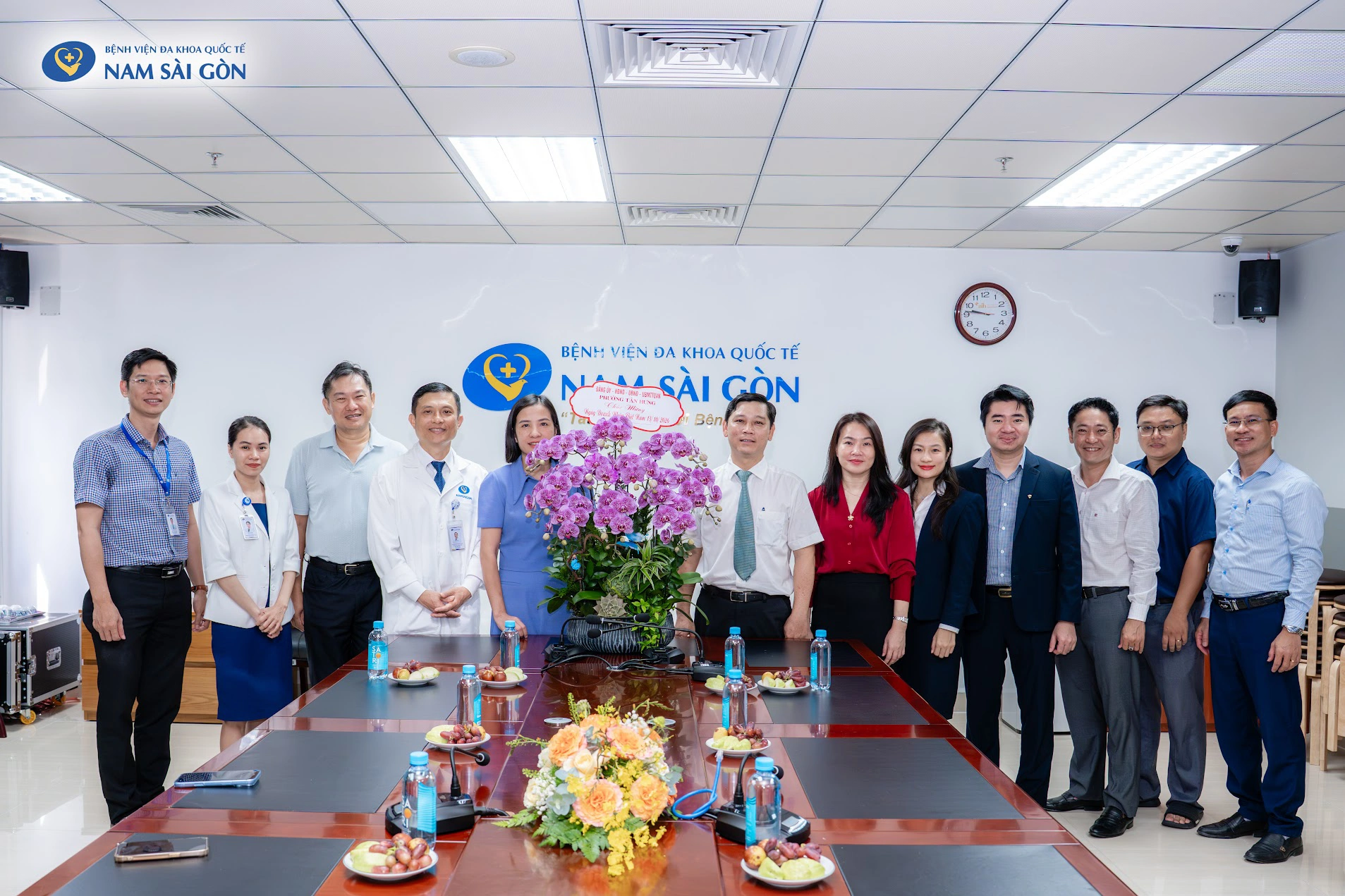Đo&agrave;n c&ocirc;ng t&aacute;c phường T&acirc;n Hưng c&ugrave;ng đại diện TAHUBA thăm, ch&uacute;c mừng Bệnh viện Đa khoa Quốc tế Nam S&agrave;i G&ograve;n - nh&agrave; T&agrave;i trợ ch&iacute;nh TAHUBA trong nhiệm kỳ.