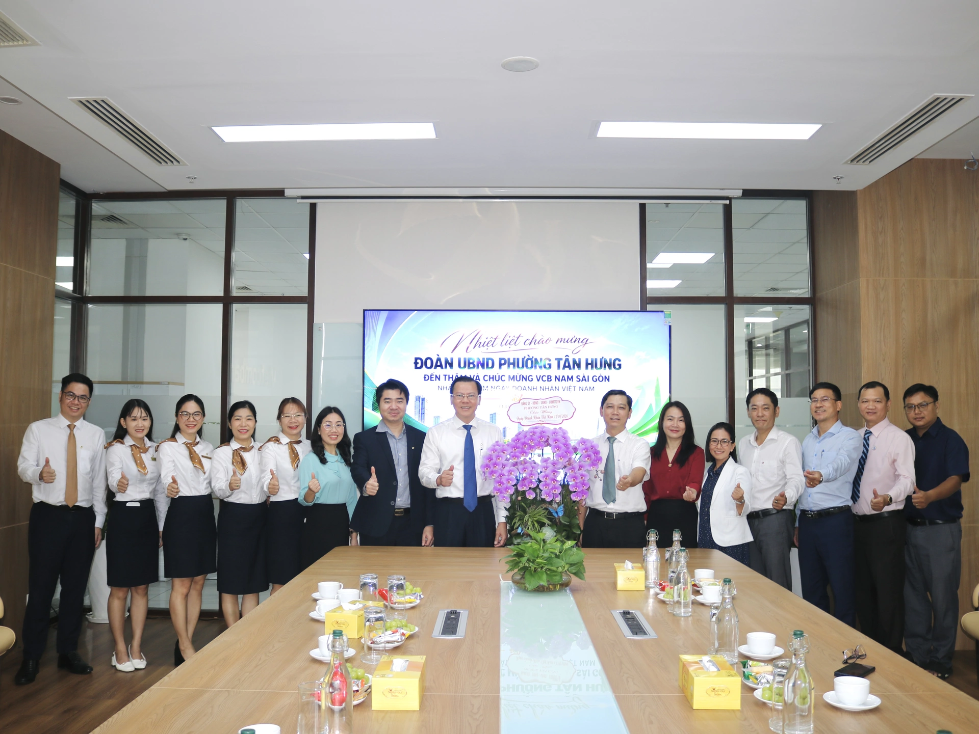 Đo&agrave;n L&atilde;nh đạo UBND phường T&acirc;n Hưng v&agrave; BCH TAHUBA thăm Vietcombank Chi nh&aacute;nh Nam S&agrave;i G&ograve;n nh&acirc;n ng&agrave;y Doanh nh&acirc;n Việt Nam.