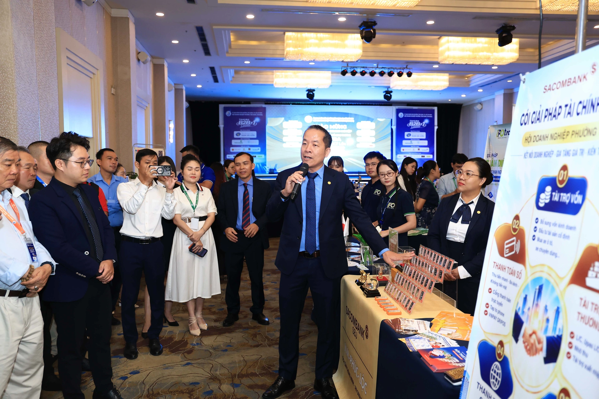 &Ocirc;ng Nguyễn B&aacute; Th&agrave;nh, đại diện Sacombank-SBJ giới thiệu sản phẩm đến Hội vi&ecirc;n trong sự kiện TAHUBA B2B Connect 1.